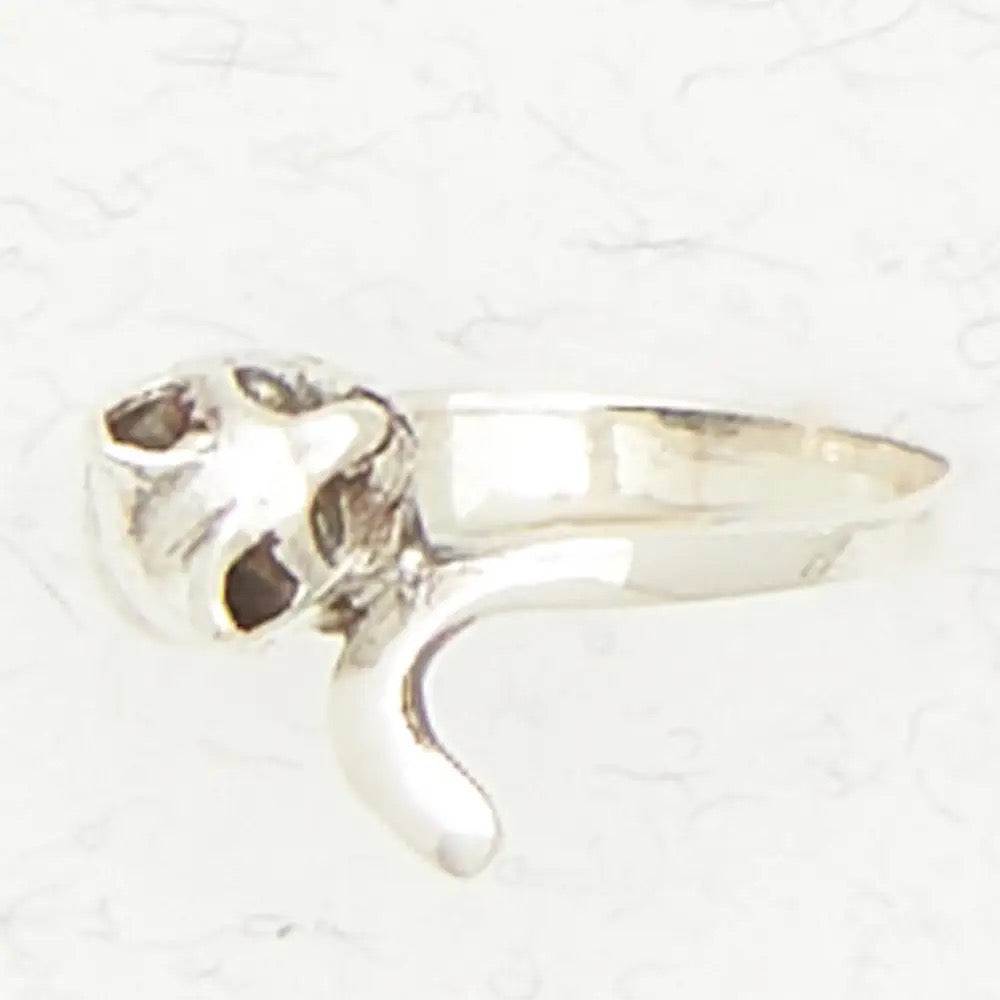 Ring Cat Curved Around Finger