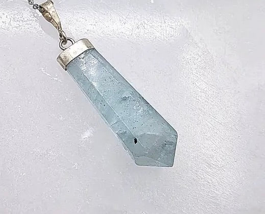 Pendant Aquamarine Point on a crystal background