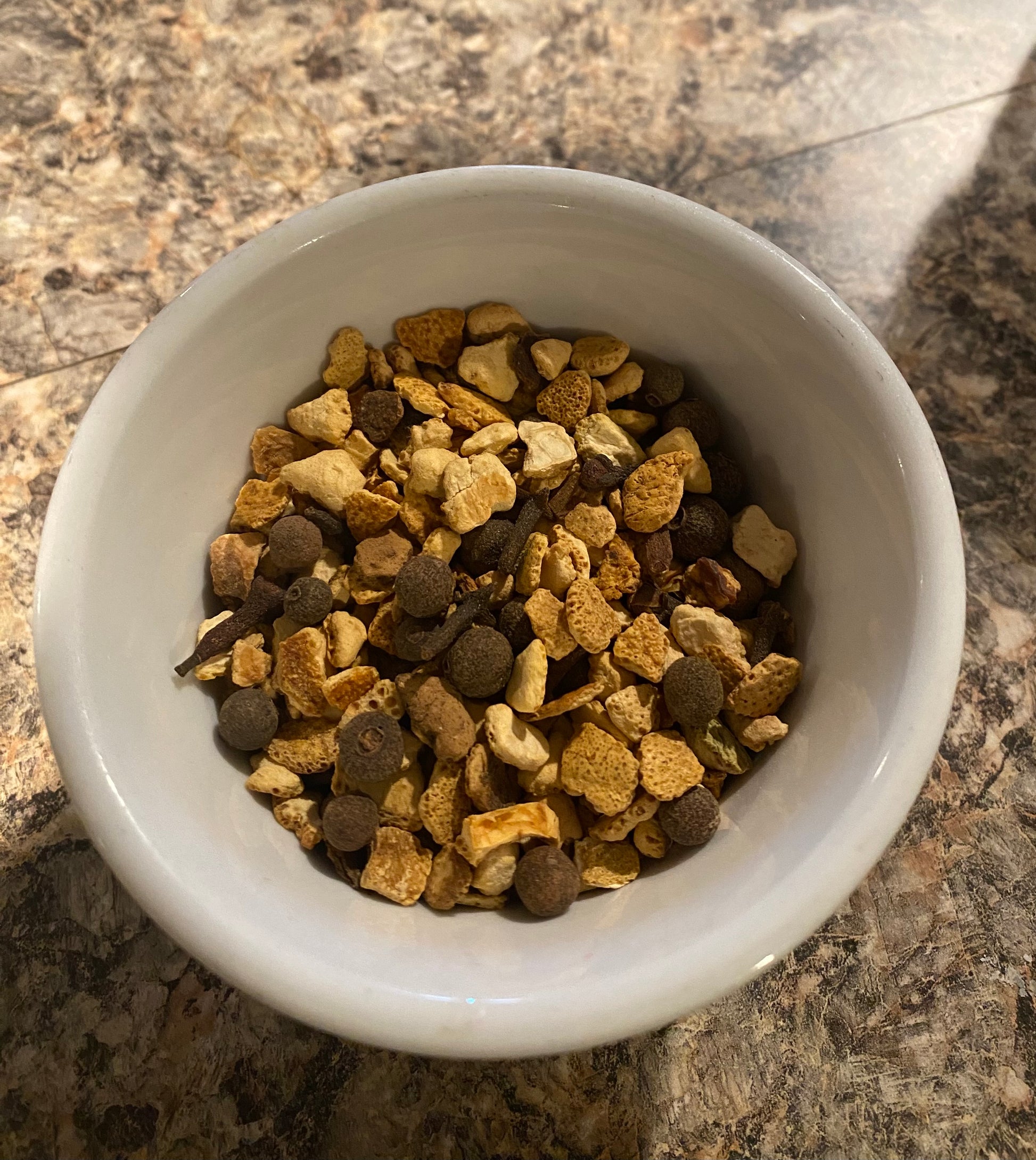 White bowl filled with pet food on a granite countertop