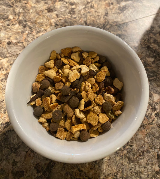 White bowl filled with pet food on a granite countertop