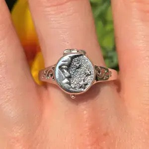 Ring Celestial Poison Ring on a finger