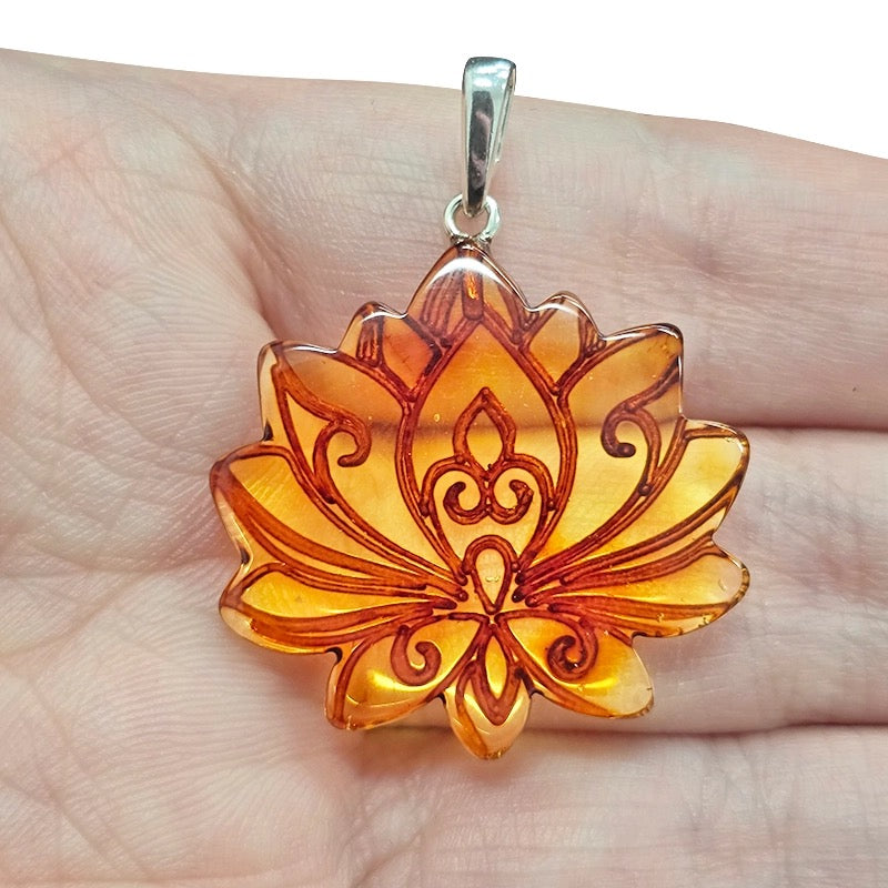 Pendant Amber Lotus Cameo hand