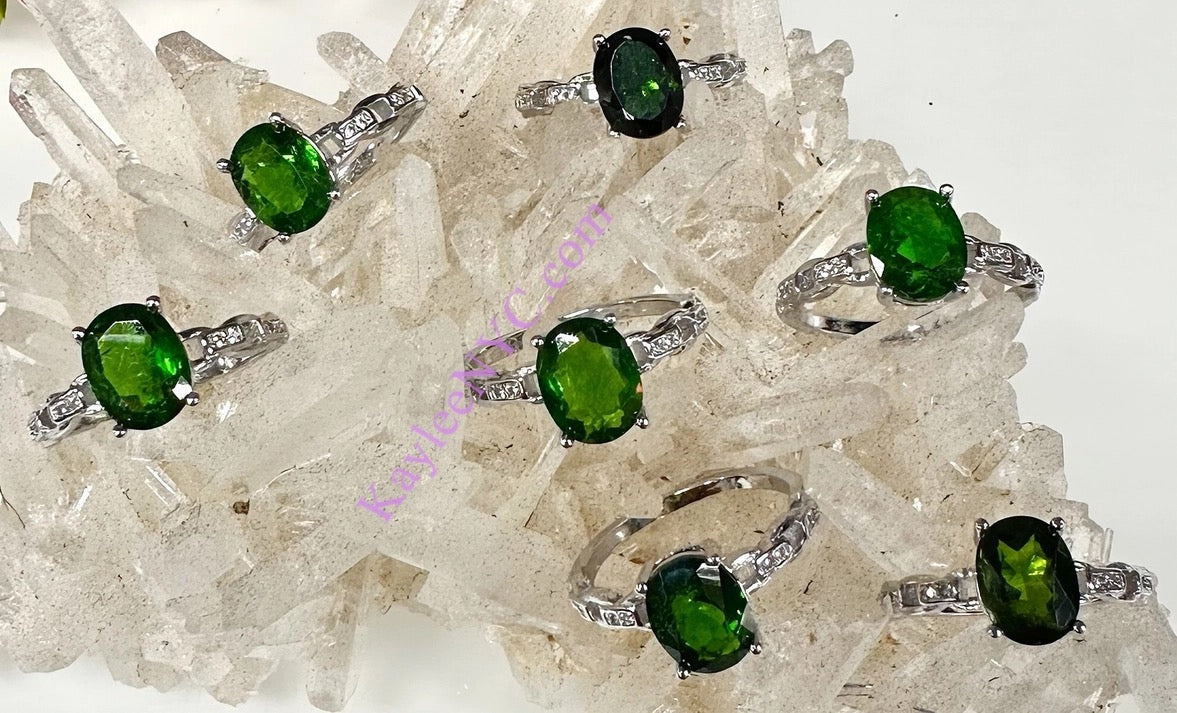 Rings green Diopside Link Band on a clear quartz crystal 