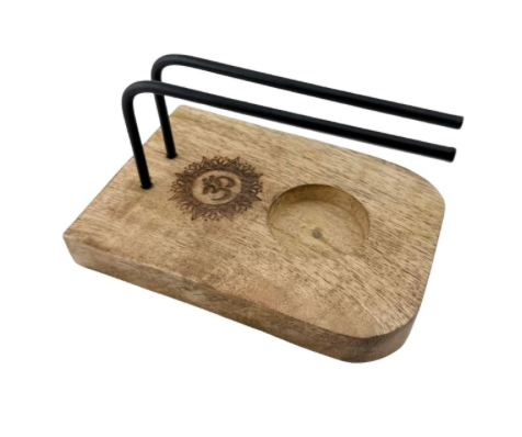 Wooden tray with a central circular depression and two black metal straws on a white background